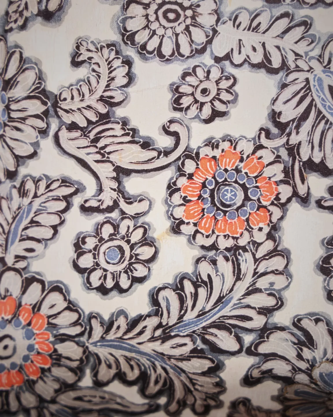 Reversible pale floral haori with a wave-pattern lining — view 11