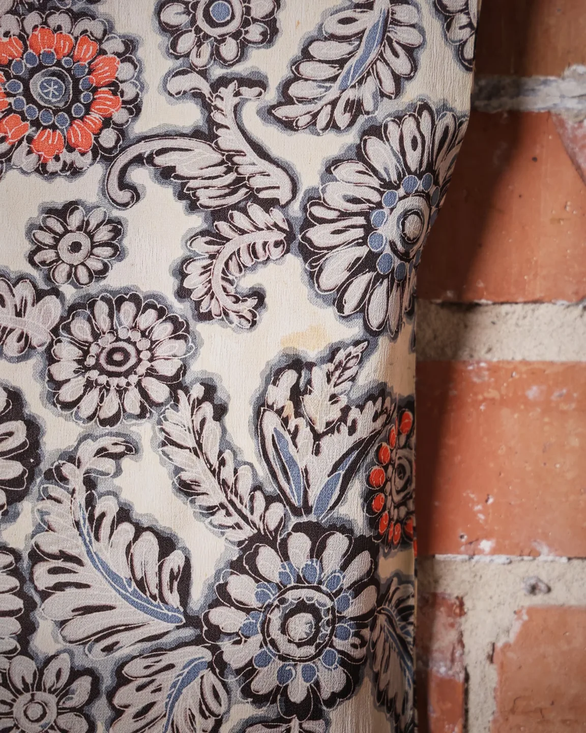 Reversible pale floral haori with a wave-pattern lining — view 10