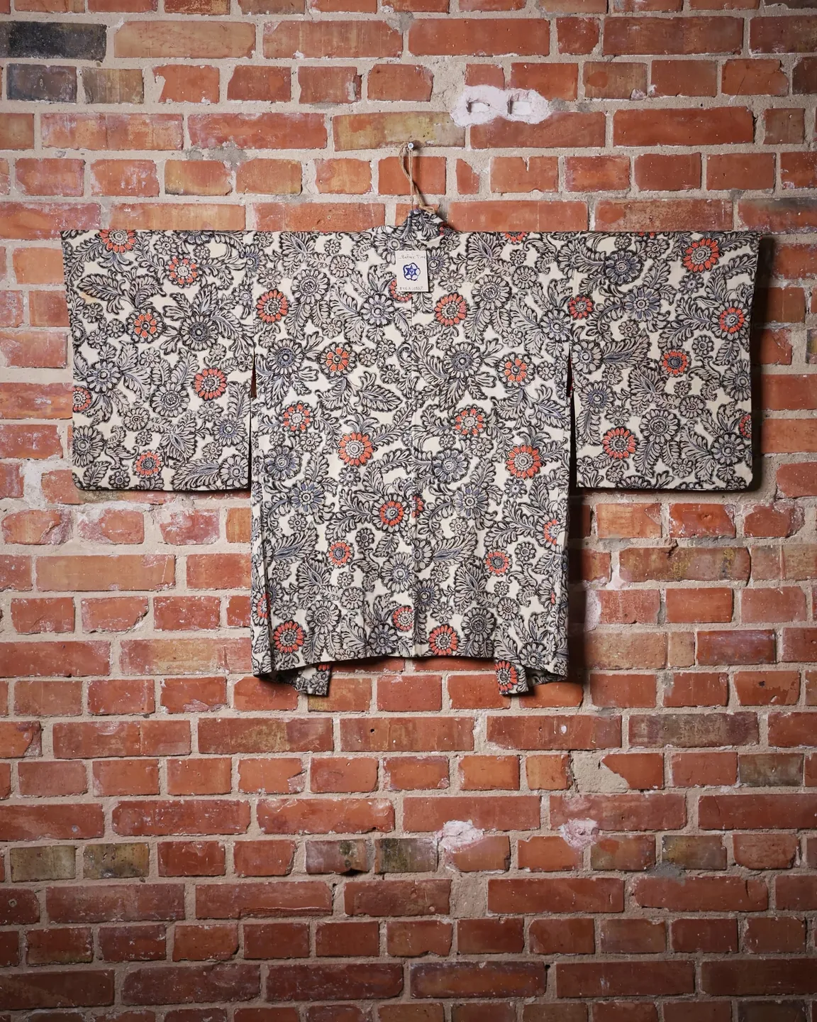Reversible pale floral haori with a wave-pattern lining — view 12