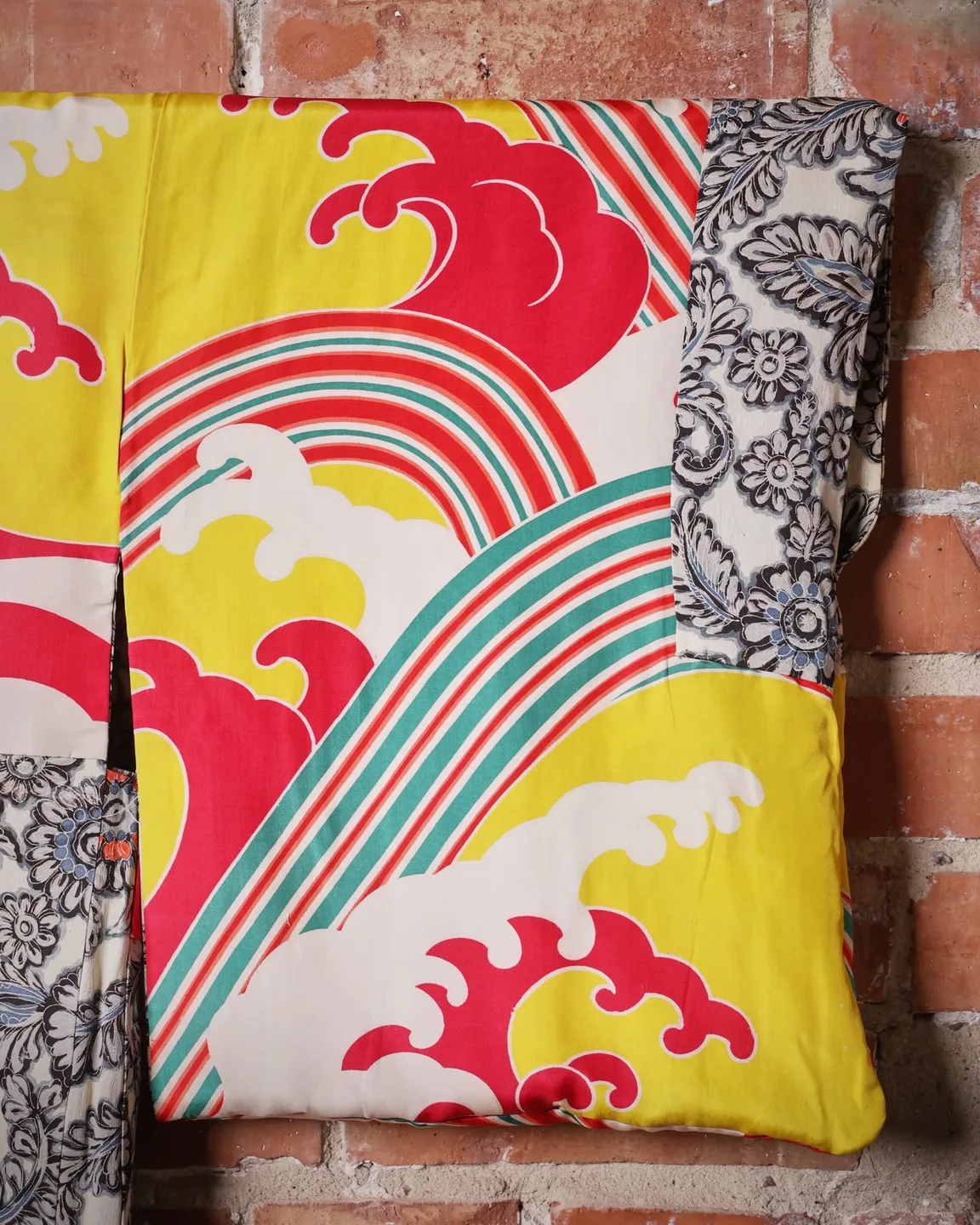 Reversible pale floral haori with a wave-pattern lining — view 8