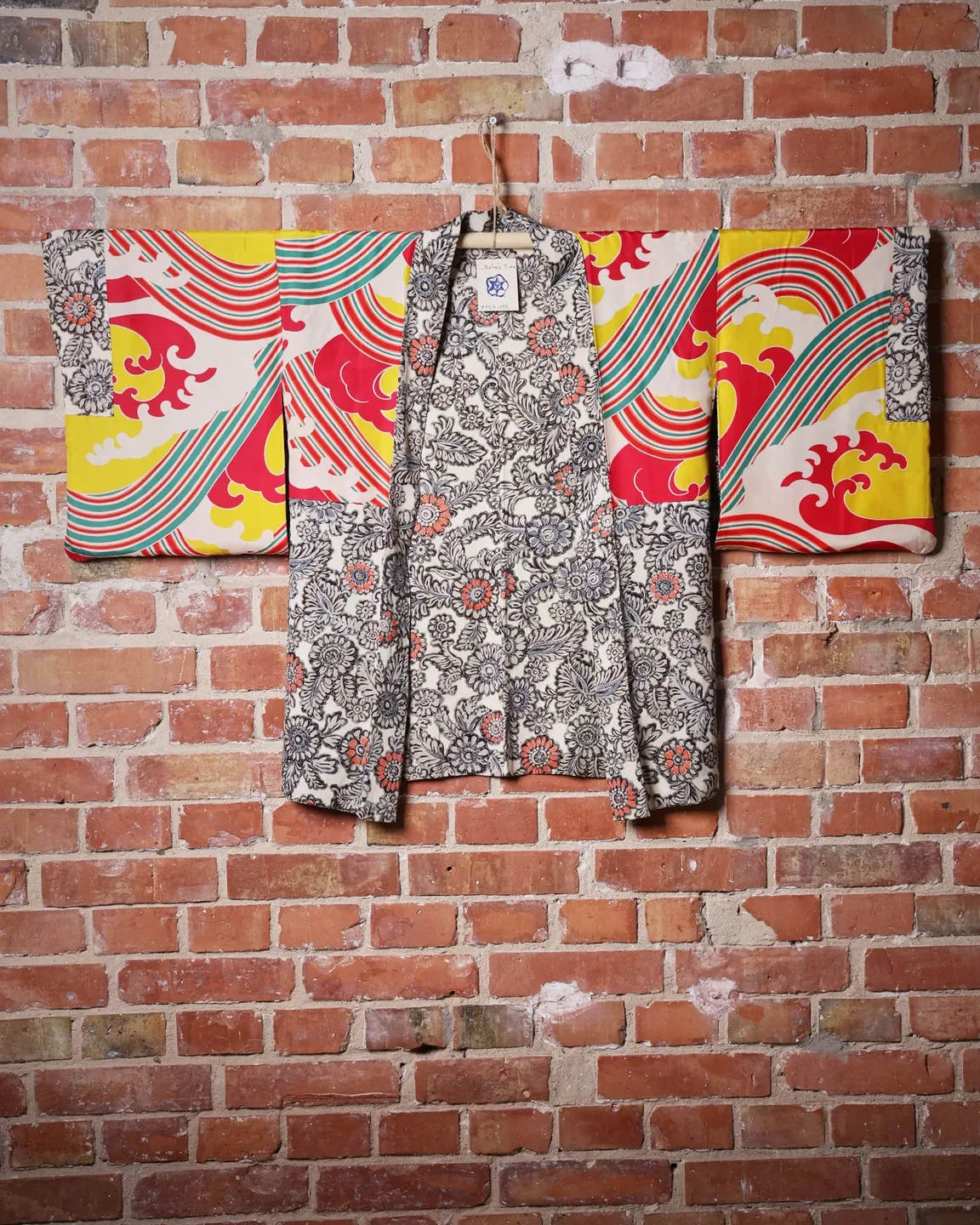 Reversible pale floral haori with a wave-pattern lining — view 2