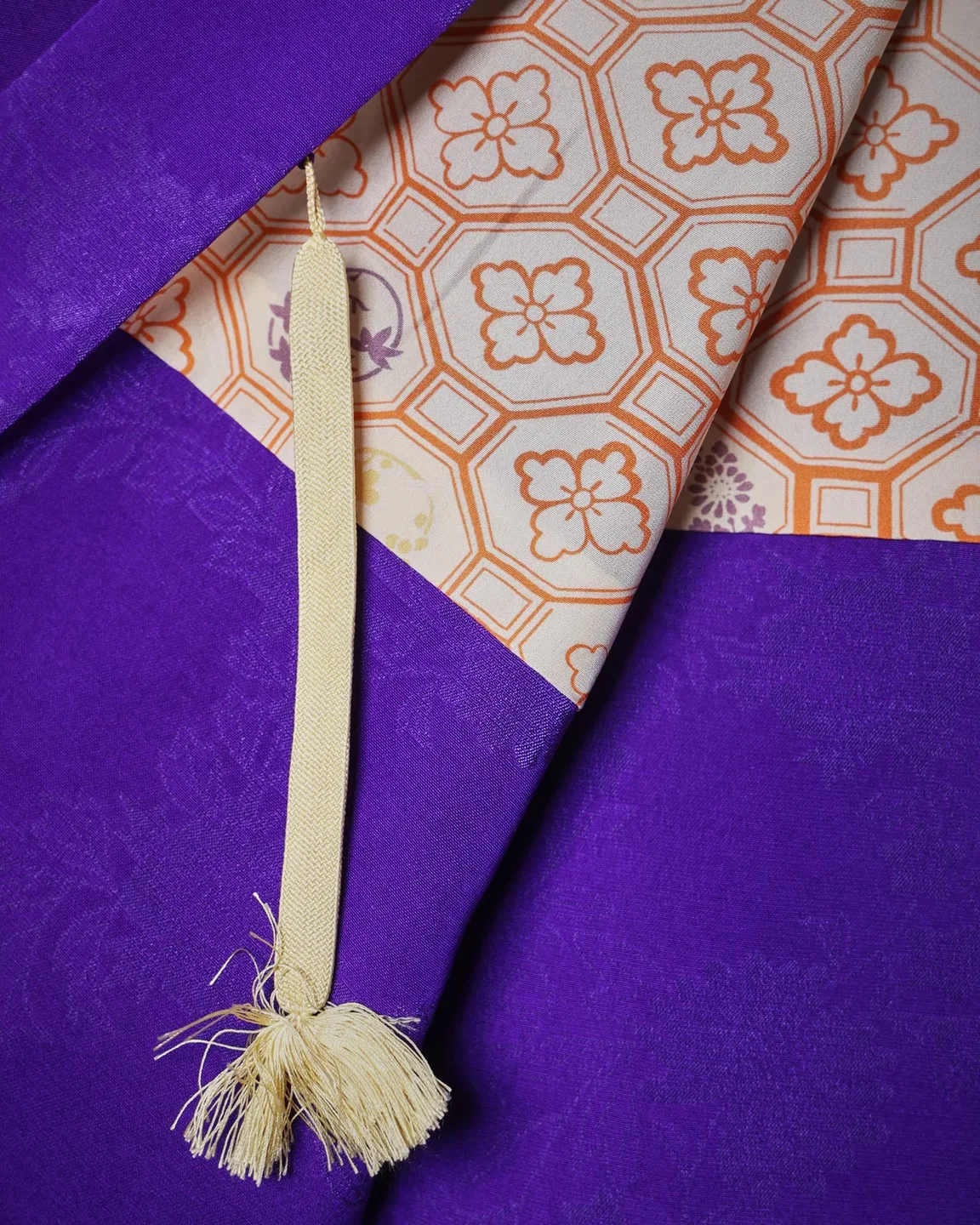 Purple haori with a woven pattern and crest — view 3
