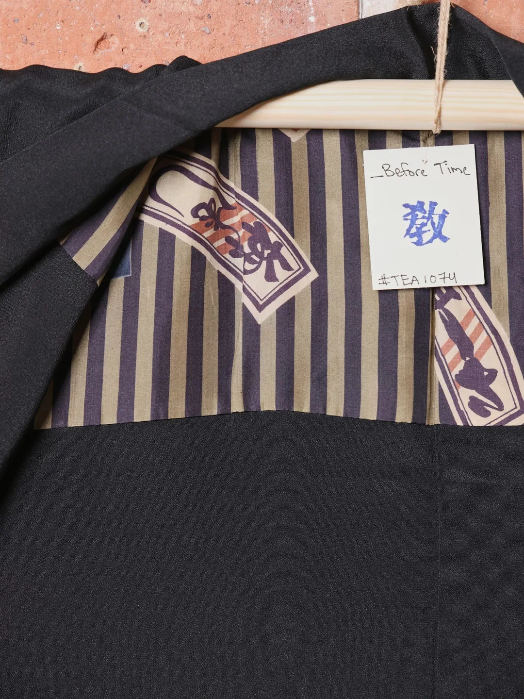 Black haori with white crests and striped lining — view 3
