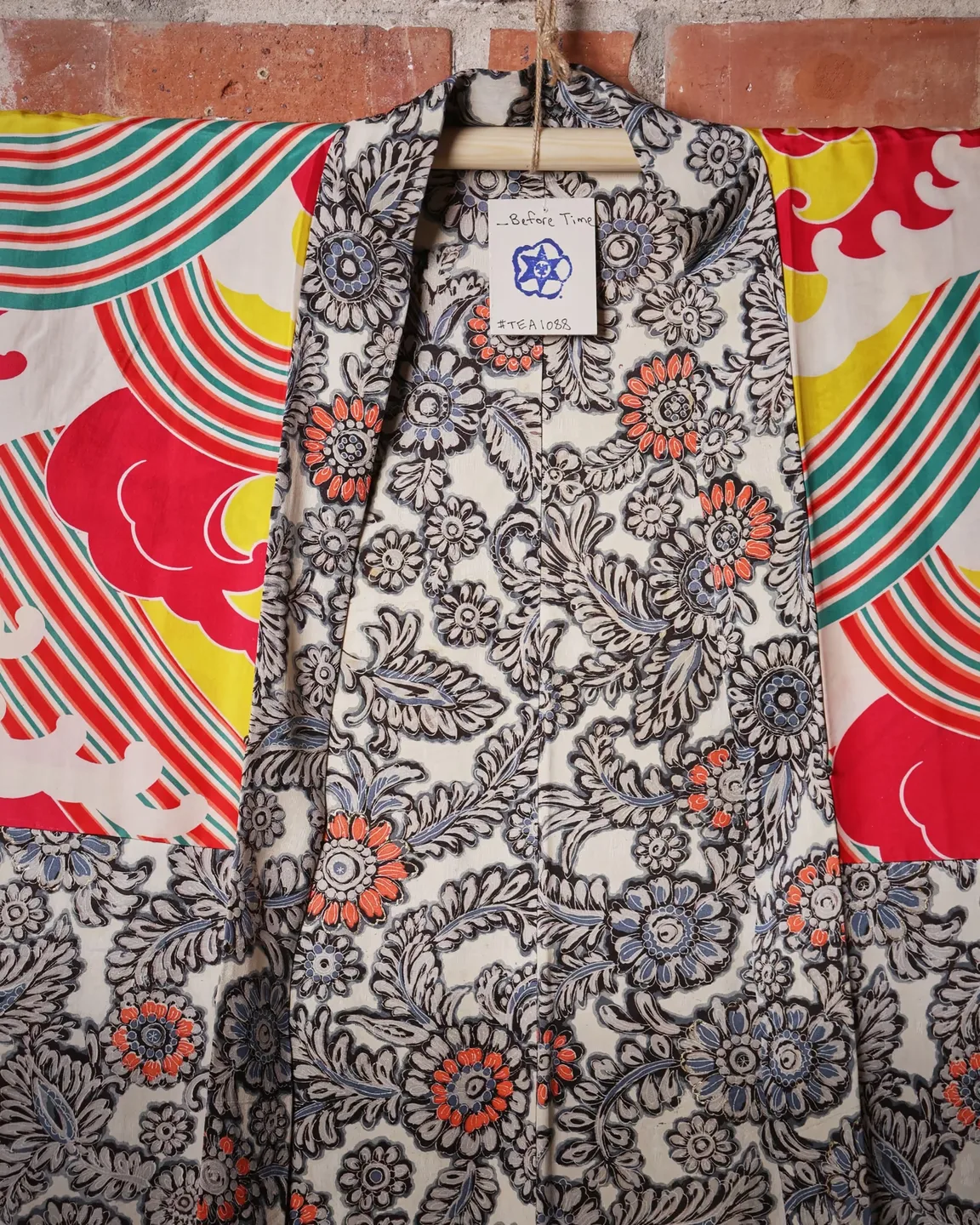 Reversible pale floral haori with a wave-pattern lining — view 4