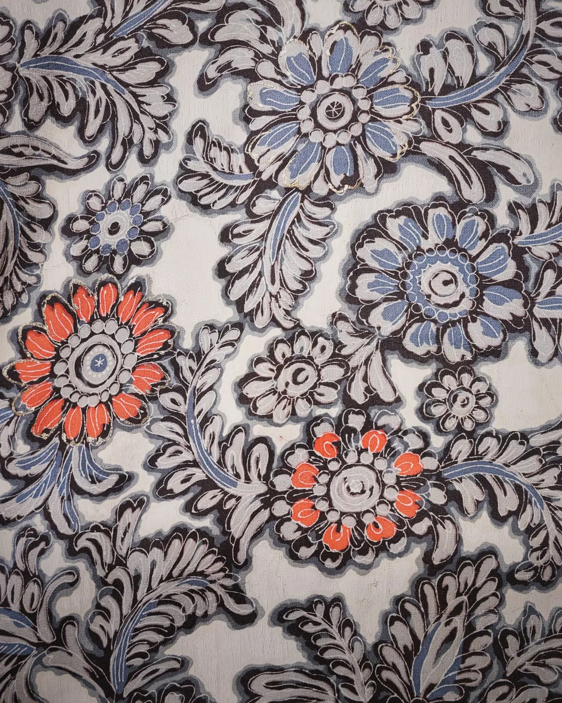 Reversible pale floral haori with a wave-pattern lining — view 7