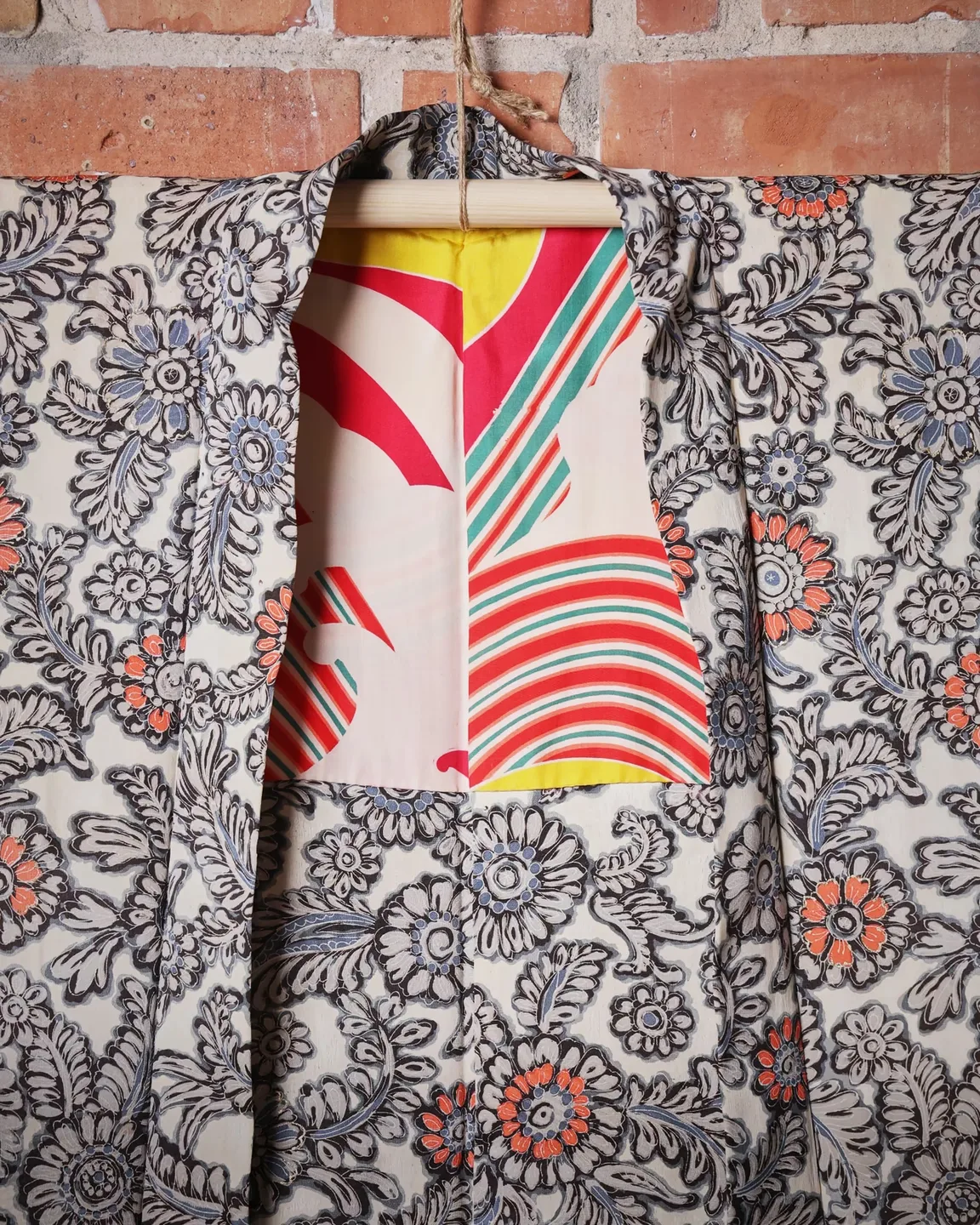 Reversible pale floral haori with a wave-pattern lining — view 9