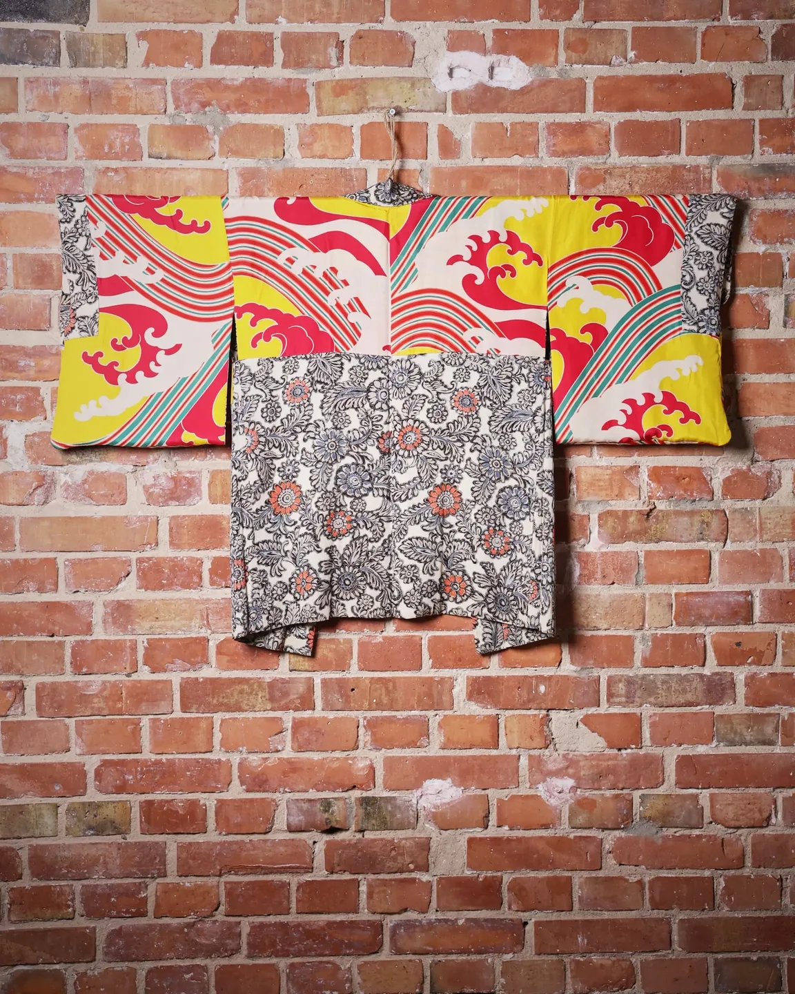 Reversible pale floral haori with a wave-pattern lining — view 6