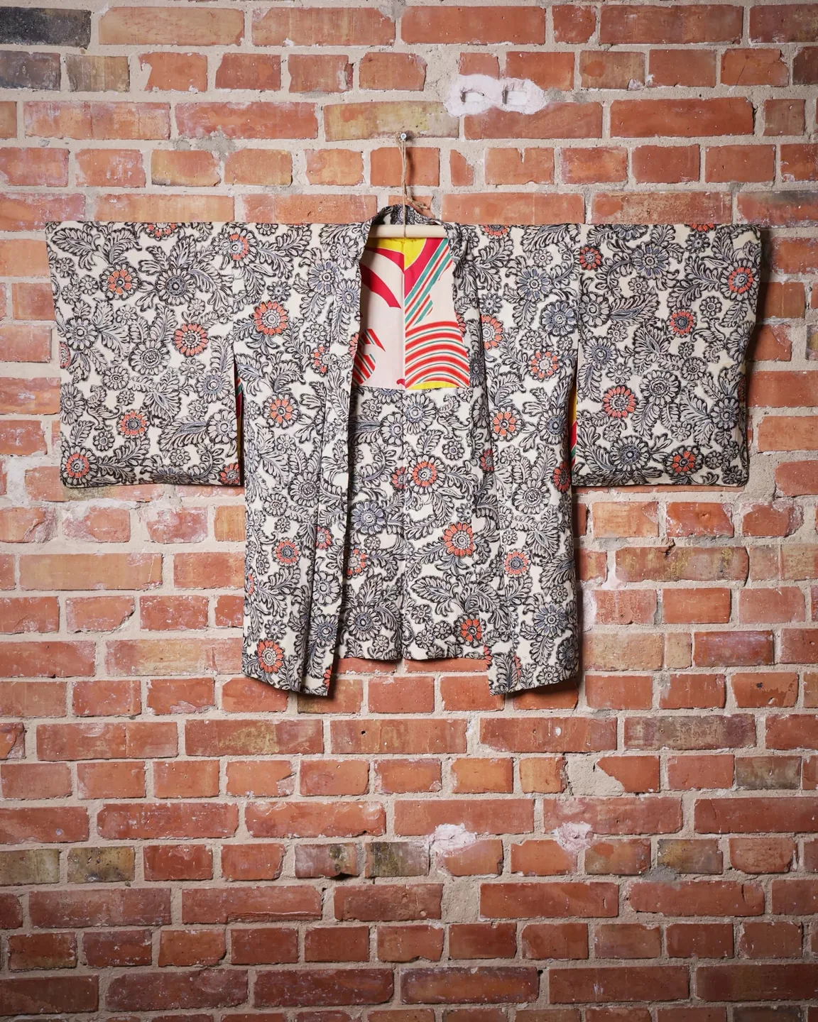 Reversible pale floral haori with a wave-pattern lining — view 1