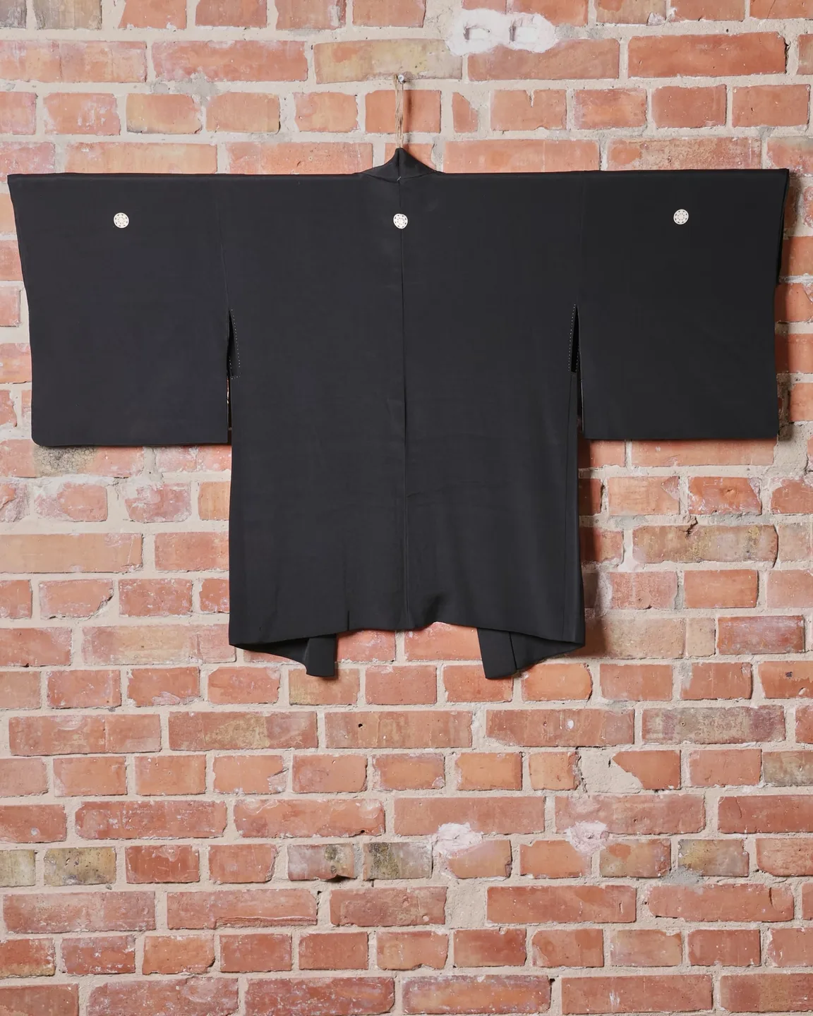 Black haori with white crests and striped lining — view 4